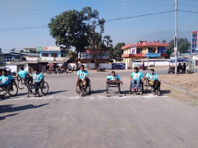 Pyörätuolikilpailu kansainvälisenä vammaisten päivänä Birendranagarin kunnassa Nepalissa